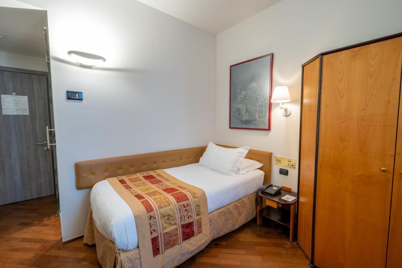 Hotel Regina Milano Esterno foto