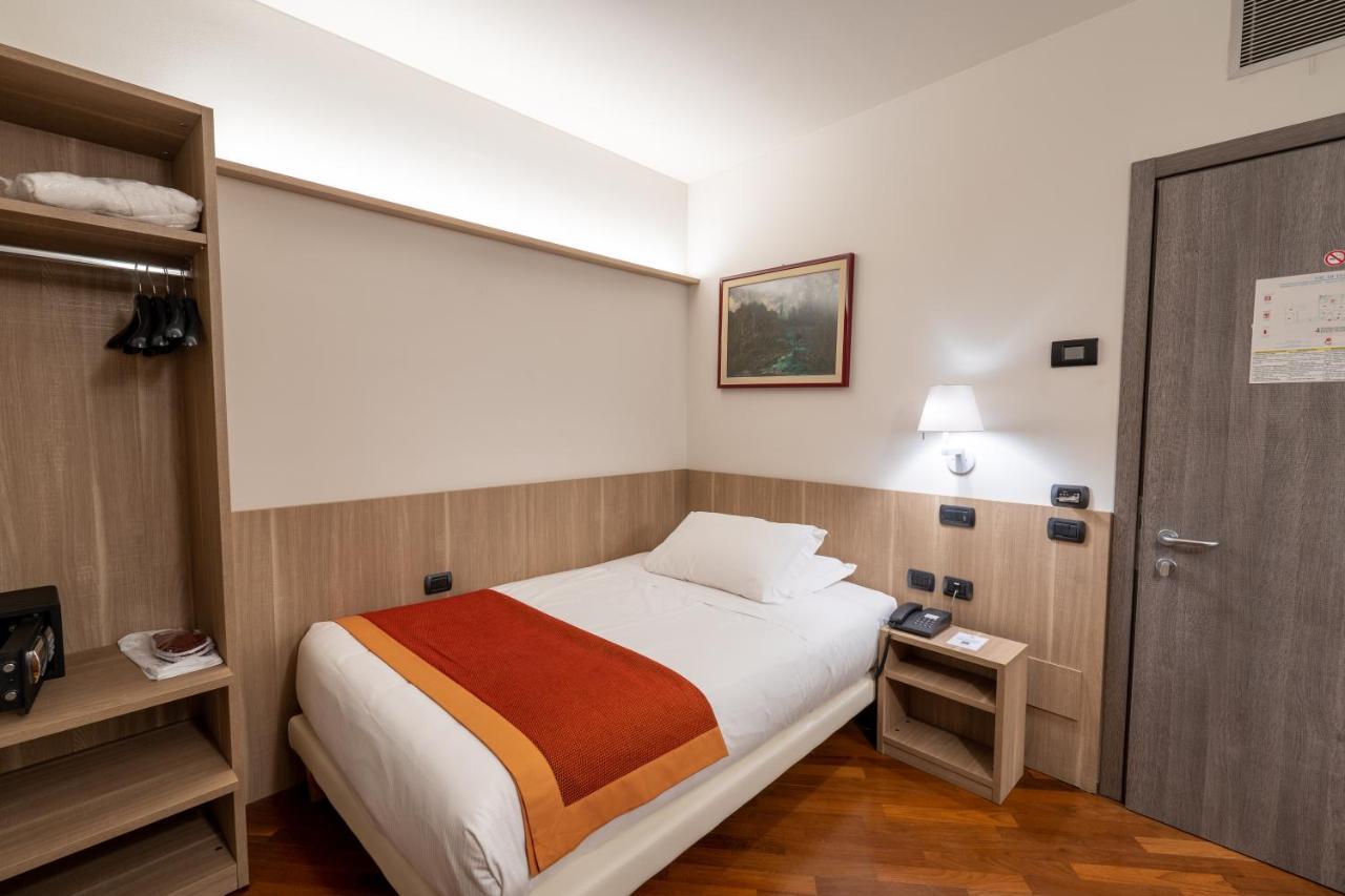 Hotel Regina Milano Esterno foto